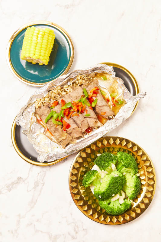 锡纸金针菇肥牛配玉米西兰花图片