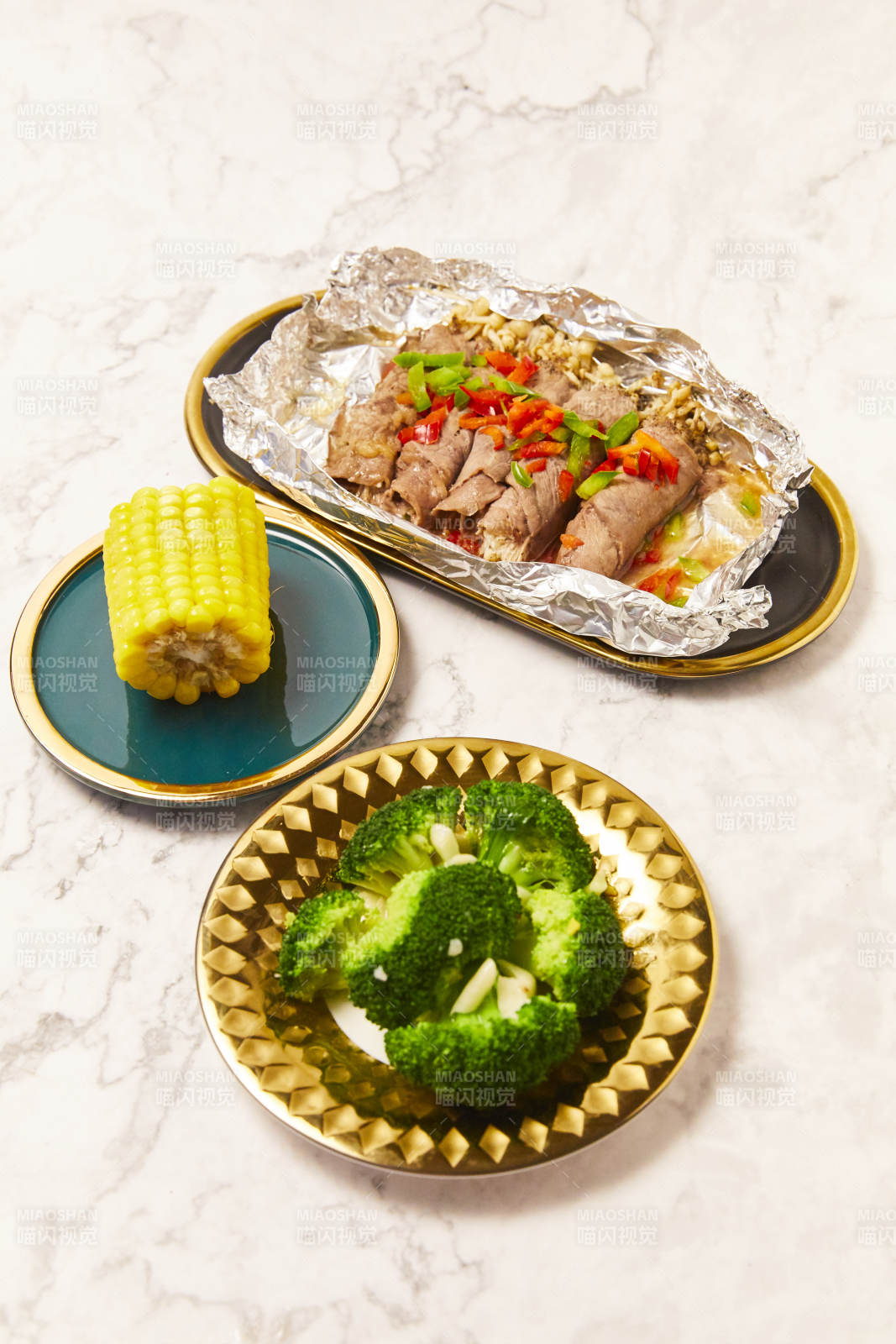 锡纸牛肉卷配蔬菜拼盘图片