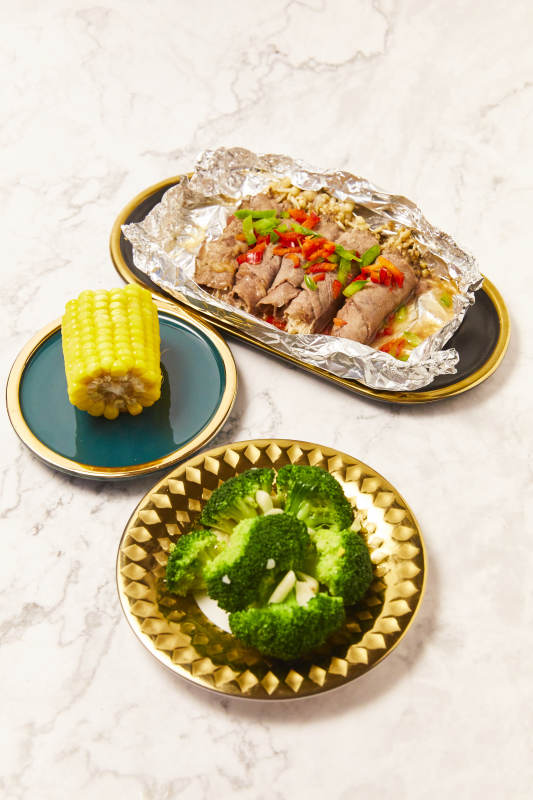 锡纸牛肉卷配蔬菜拼盘图片