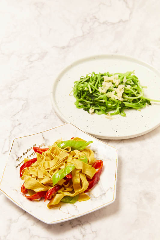 清炒菠菜与豆皮辣椒图片