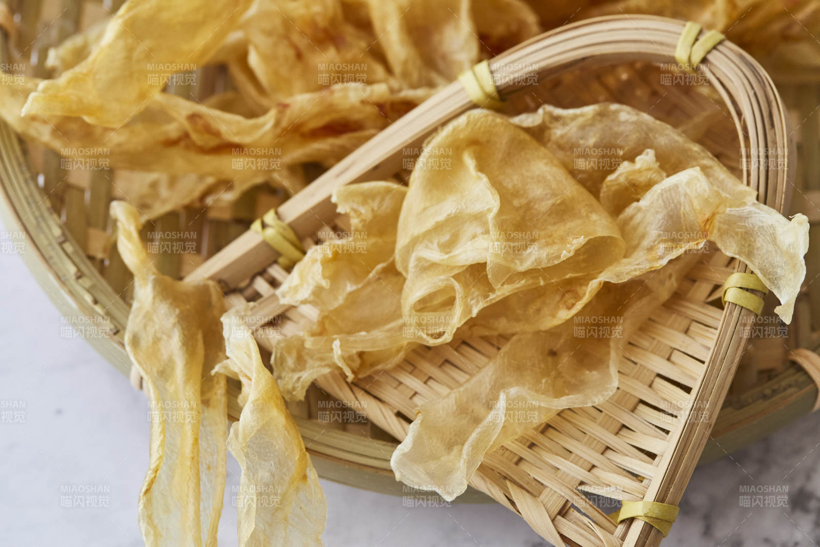 竹篮中的干制鱼胶图片