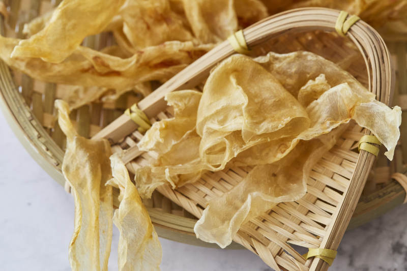 竹篮中的干制鱼胶图片