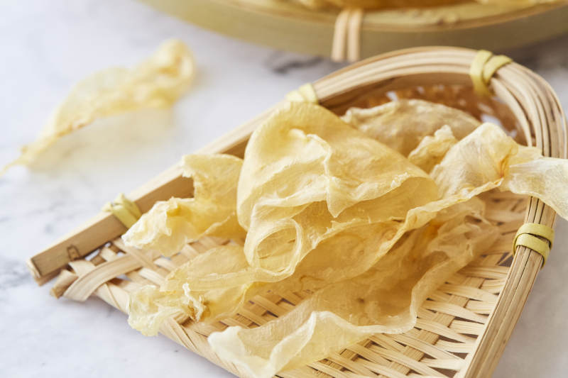 竹篮中的干鱼胶图片