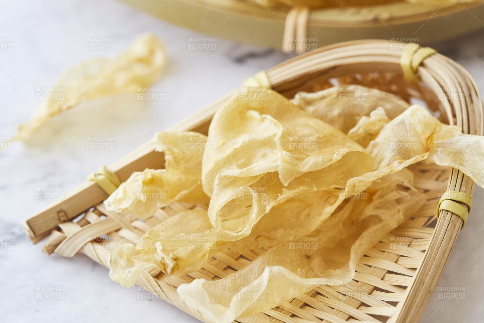 竹篮中的干鱼胶图片