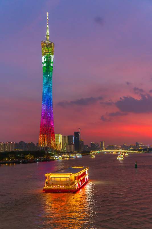广州塔夜景与珠江游船图片