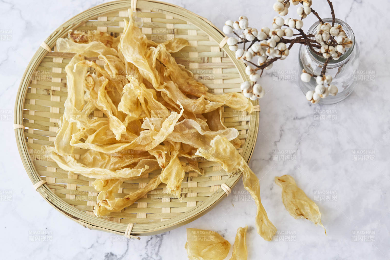 竹篮中的干鱼胶图片