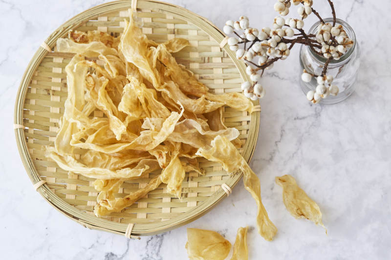 竹篮中的干鱼胶图片