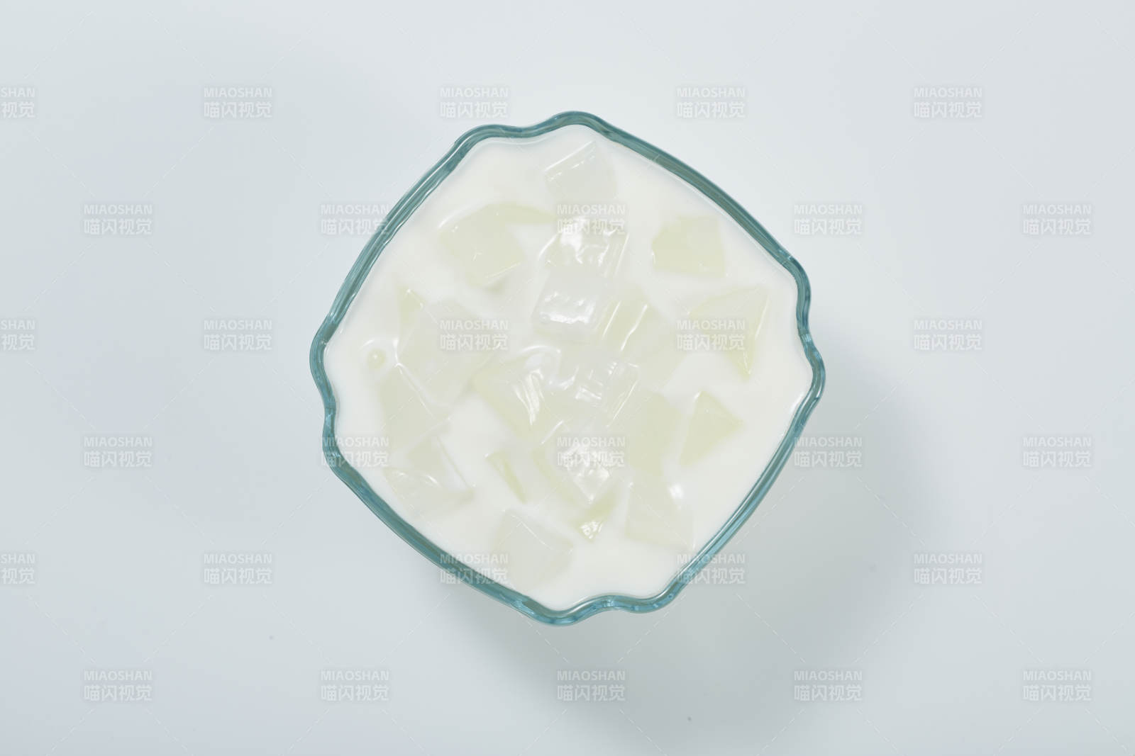 酸奶配冰块清凉一夏图片