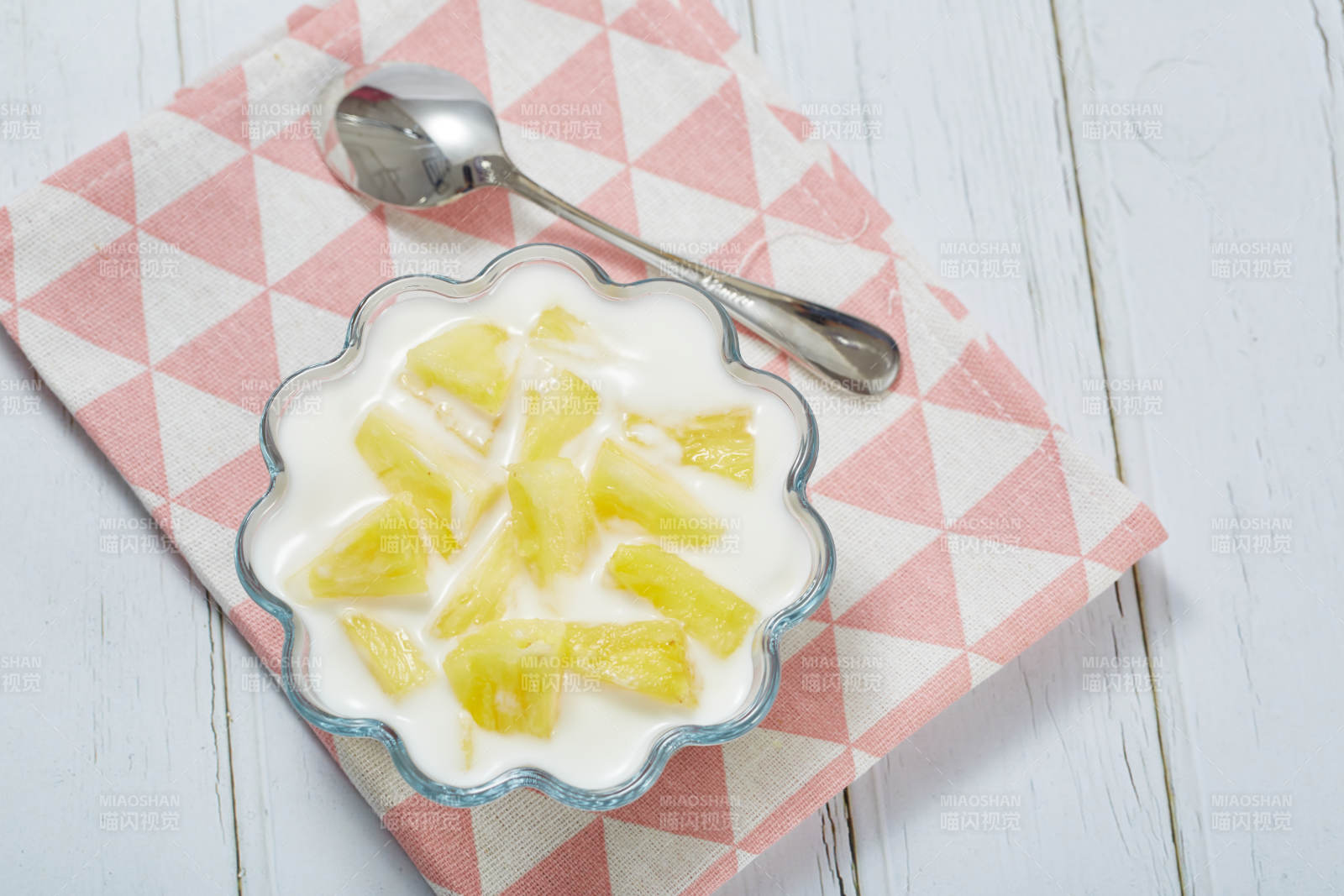 菠萝酸奶甜点图片