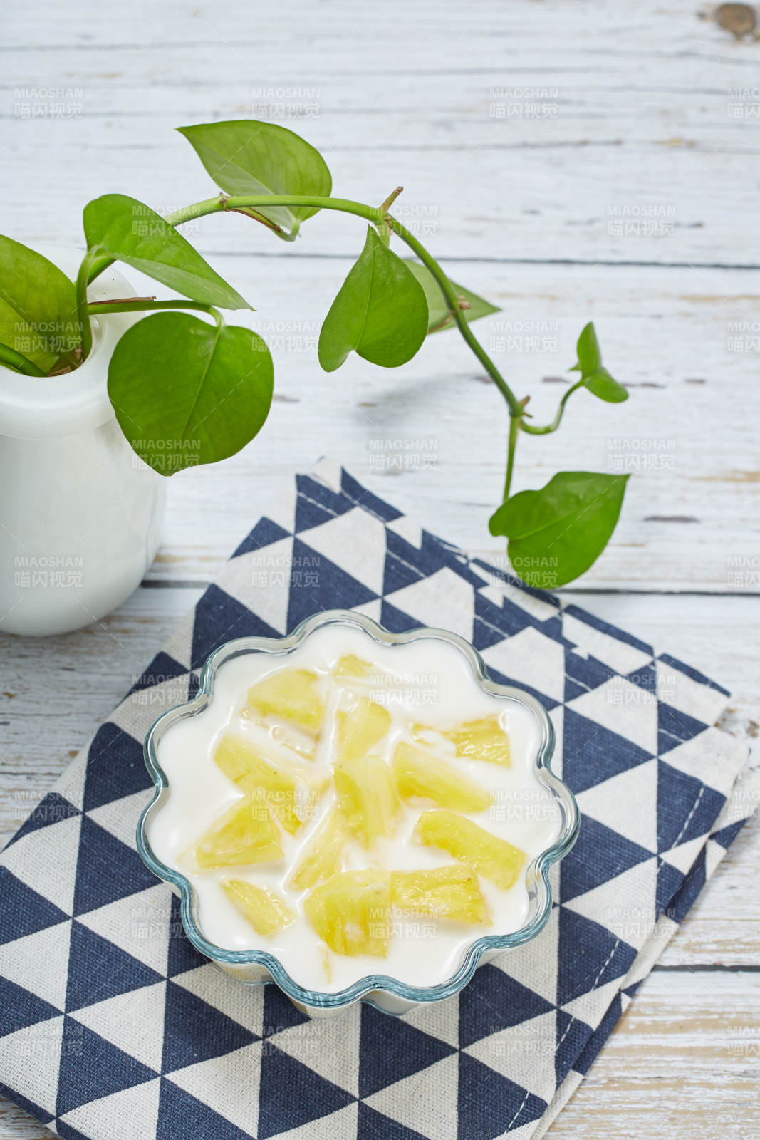 菠萝酸奶配绿植装饰图片