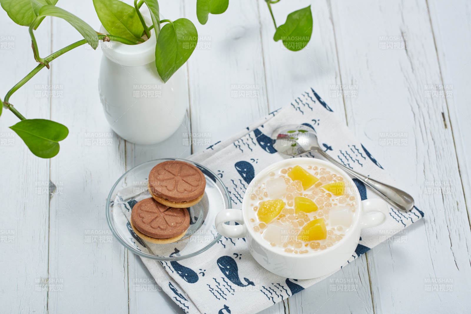 甜品时光 椰汁西米露与饼干图片