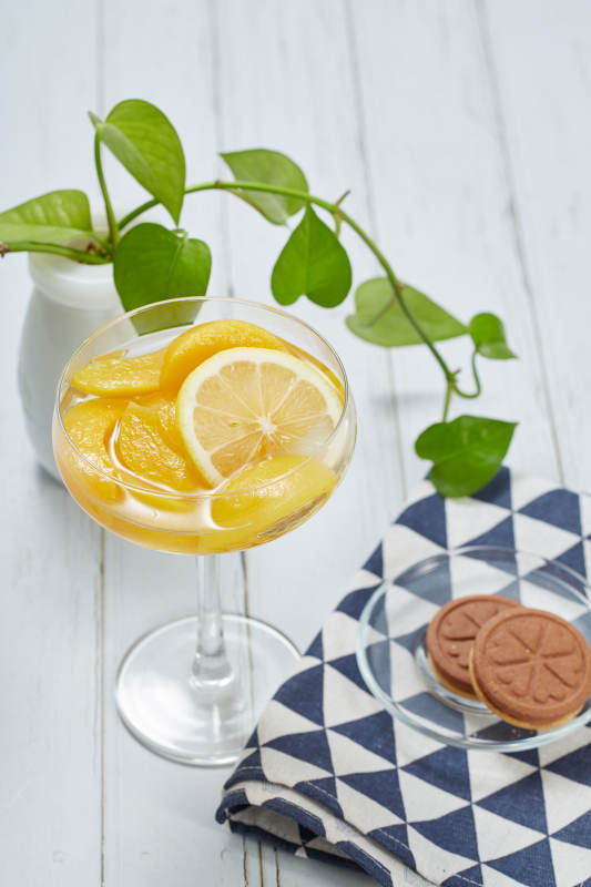 柠檬饮品与饼干小憩图片