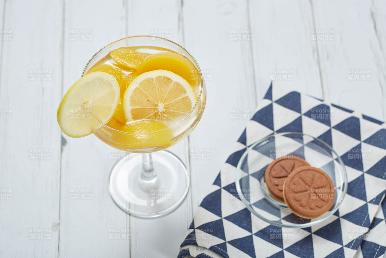 黄桃果肉与饼干小点图片