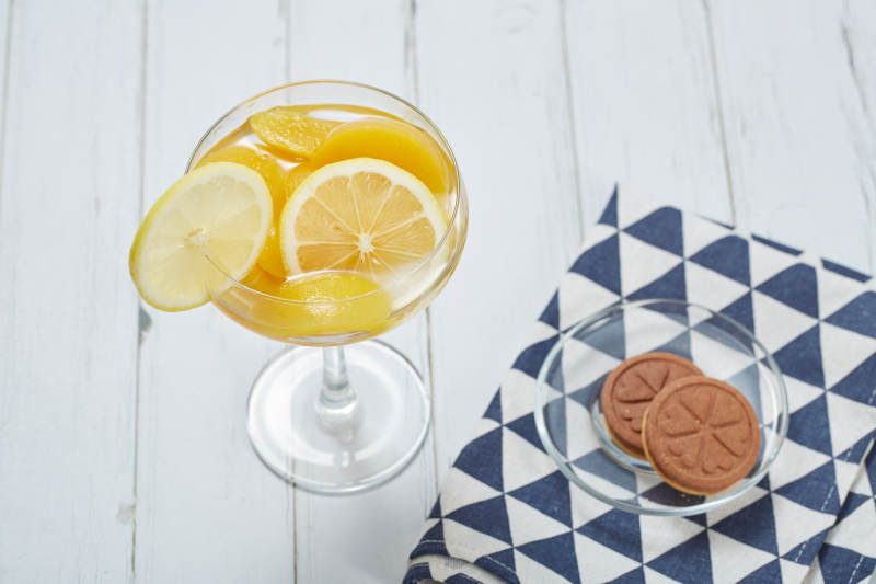 黄桃果肉与饼干小点图片