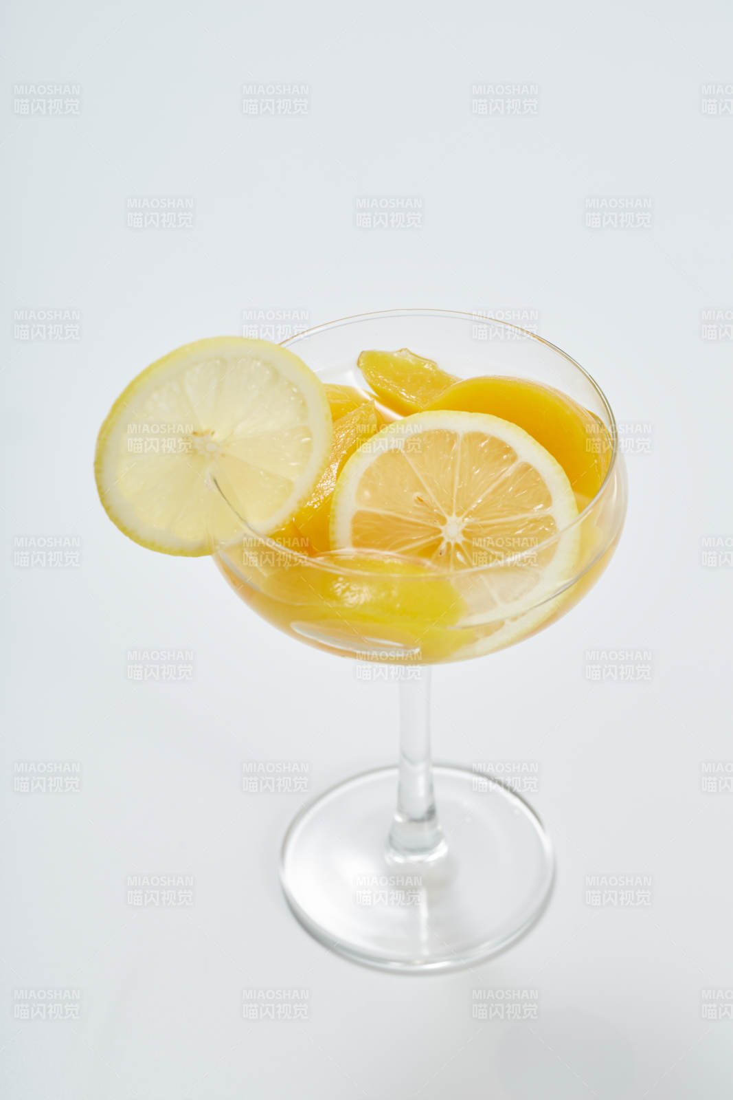 黄桃果肉罐头图片