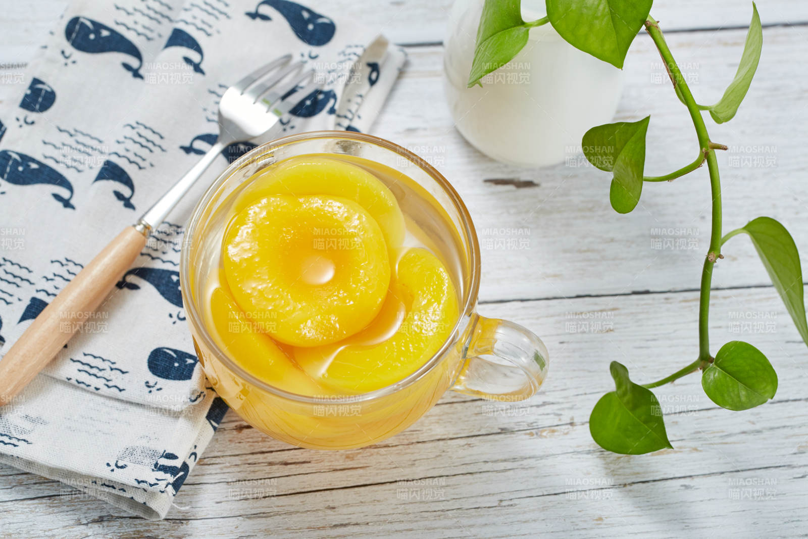 黄桃与绿植静享时光图片