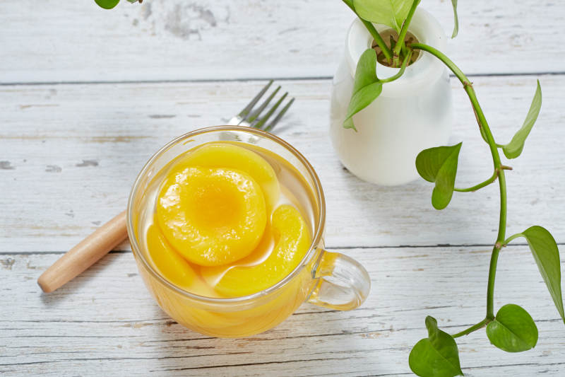 黄桃果肉与绿植静谧时光图片