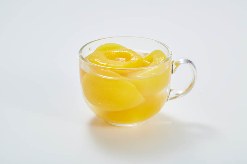 杯中黄桃罐头图片