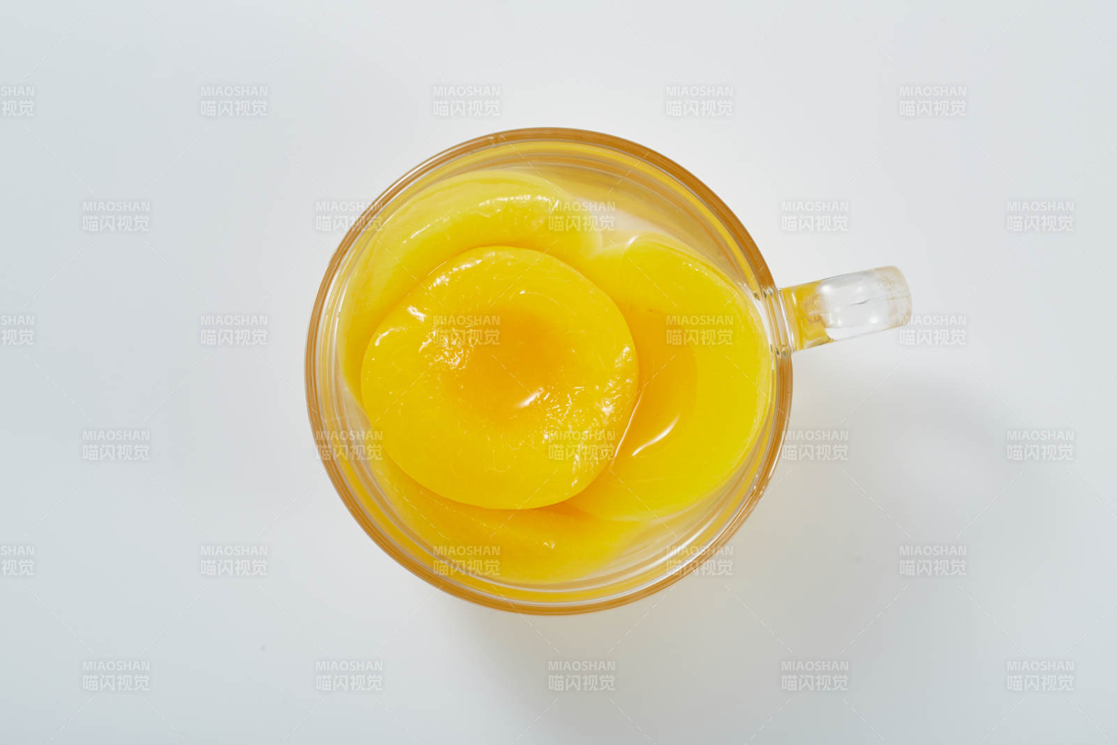 杯中黄桃果肉特写图片