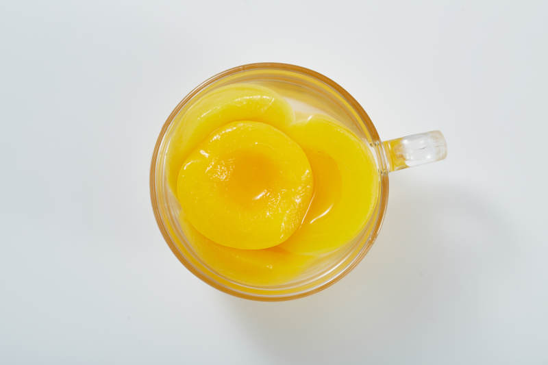 杯中黄桃果肉特写图片