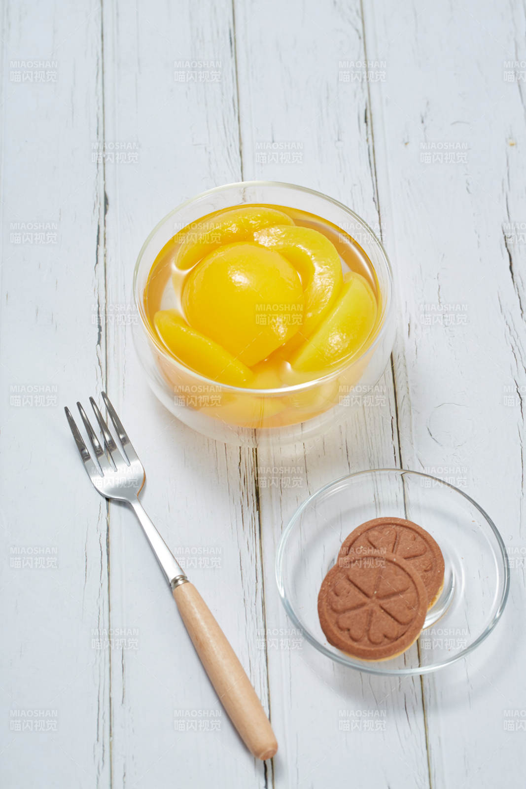 黄桃罐头与饼干小食图片