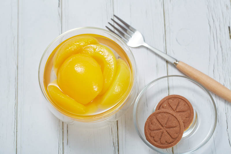 罐头桃子与饼干小食图片