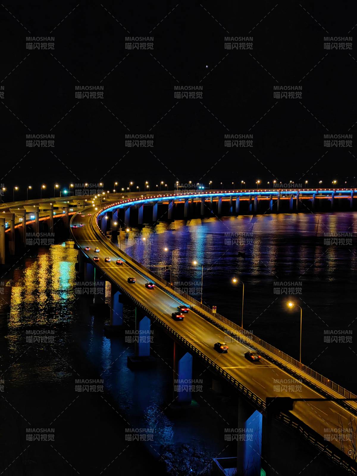 夜色中的桥梁灯火辉煌图片