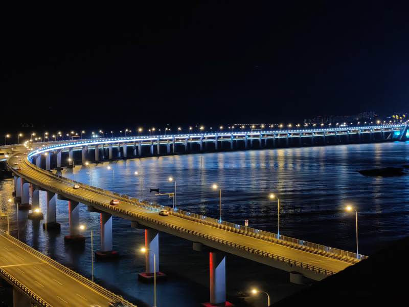 夜空下的跨海大桥图片
