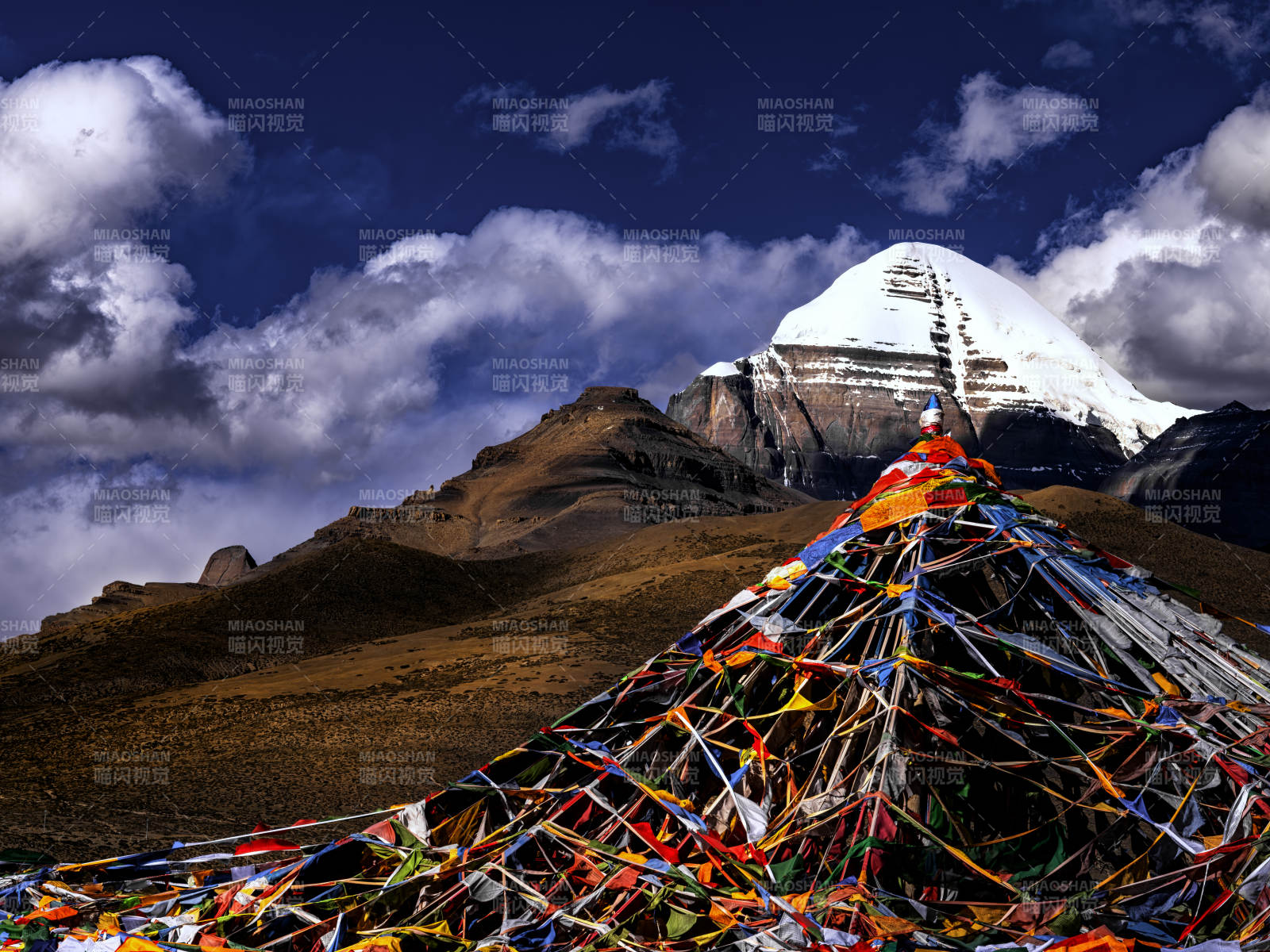 冈仁波齐下的彩色经幡堆图片