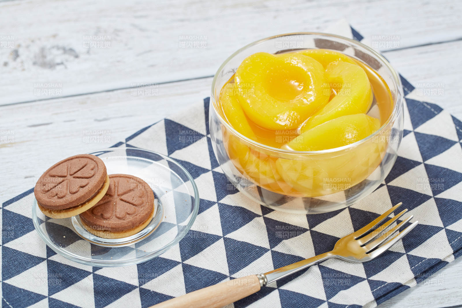 桃子罐头与饼干小点心图片