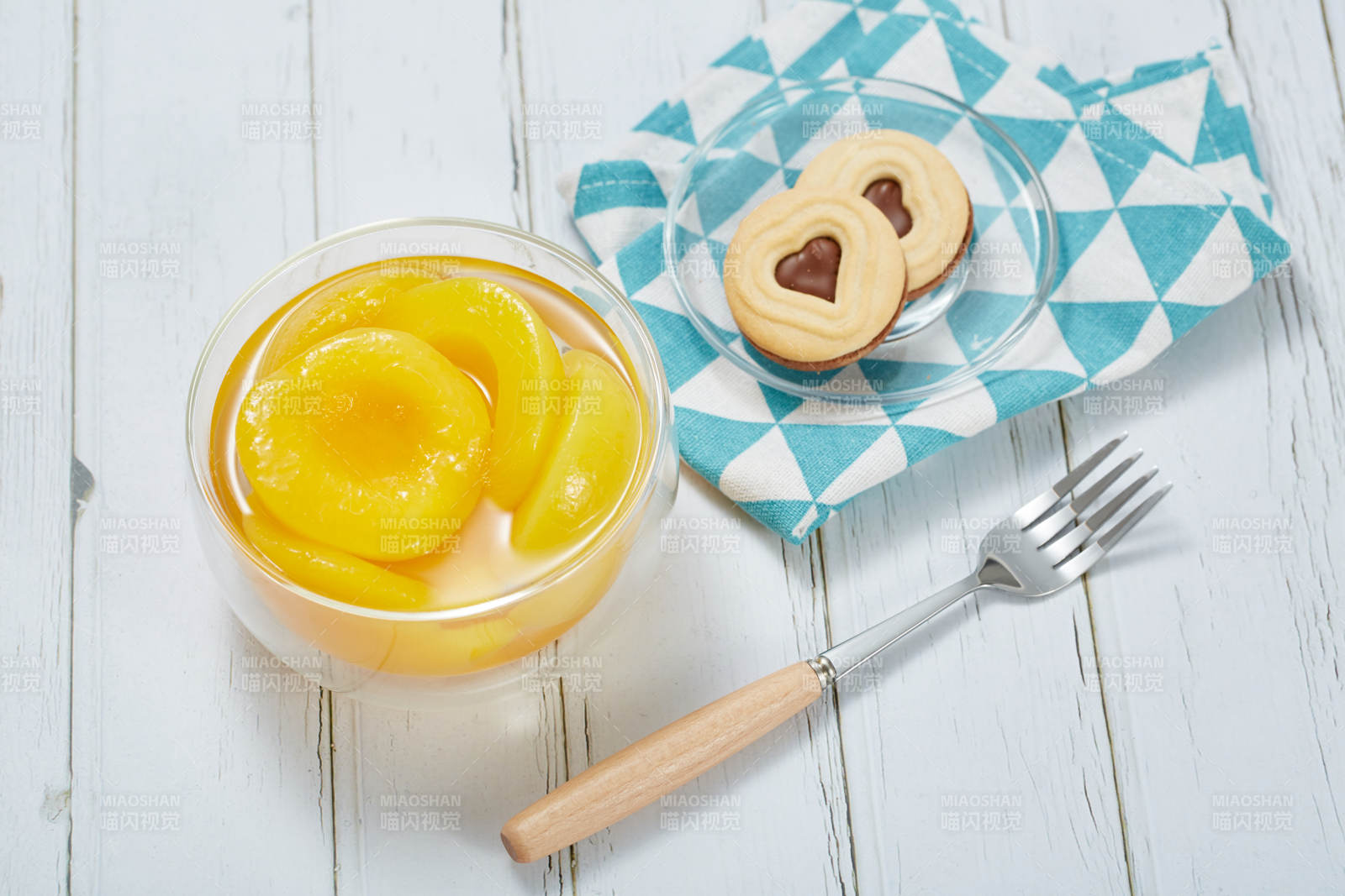 桃子罐头与心形饼干图片