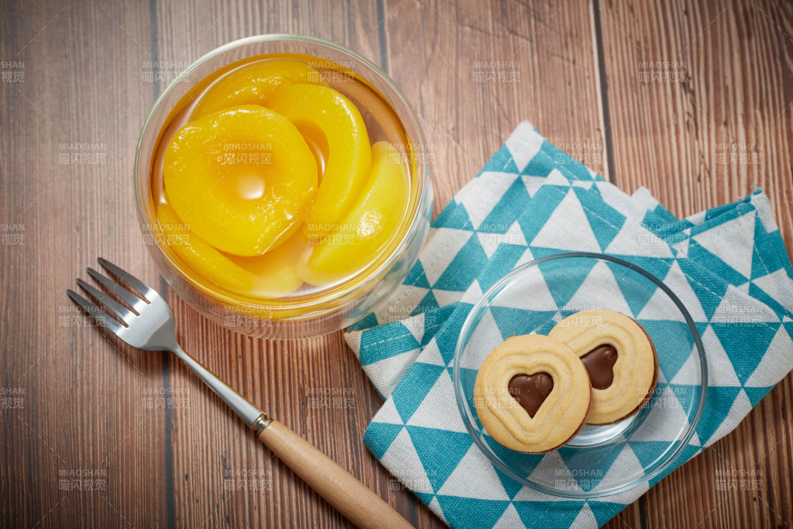 罐头桃片与心形饼干图片