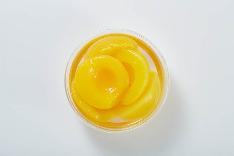 罐装黄桃果酱特写图片