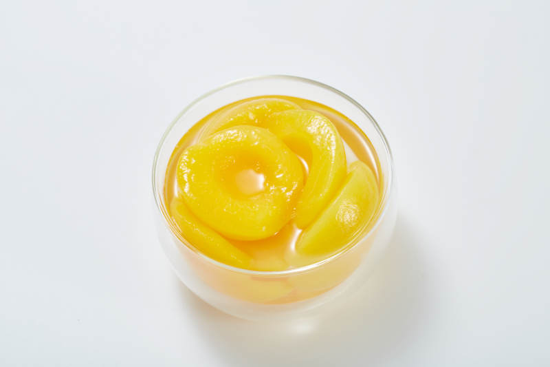 罐装黄桃果肉特写图片