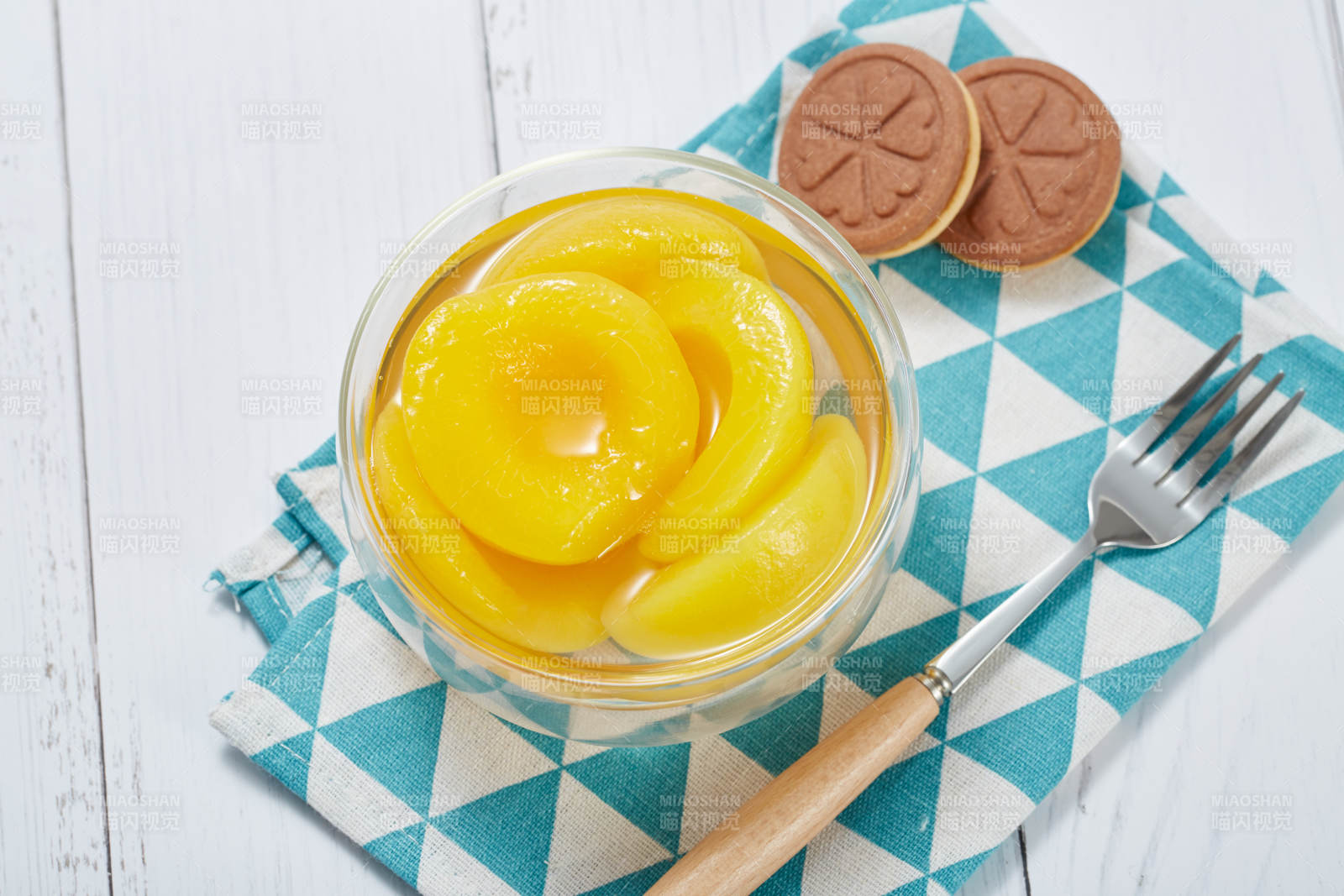 罐装黄桃与饼干搭配图片