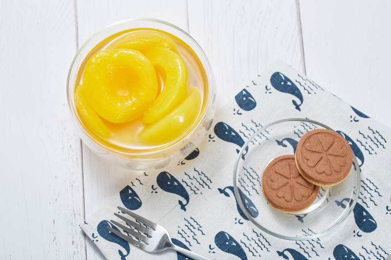 桃子罐头与饼干小点心图片