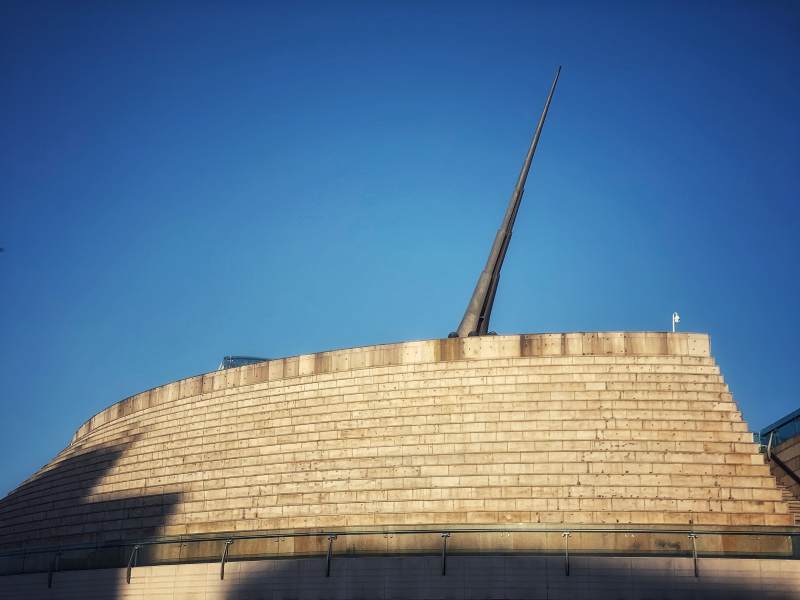 中华世纪坛现代建筑与尖塔设计图片