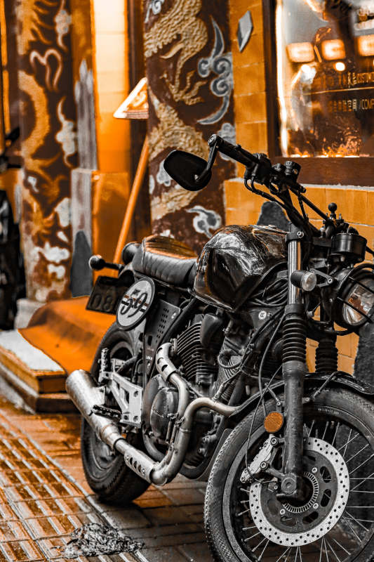 复古机车停靠街头图片