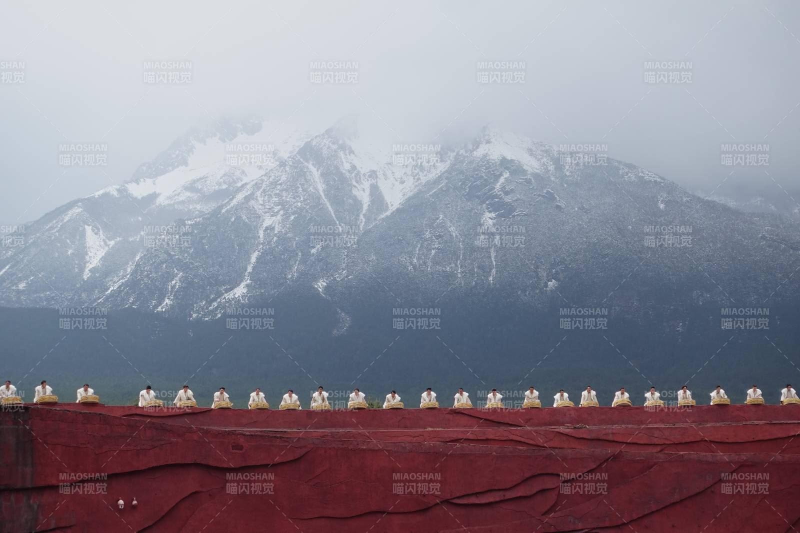 雪山下的红色屋顶群-云南丽江图片