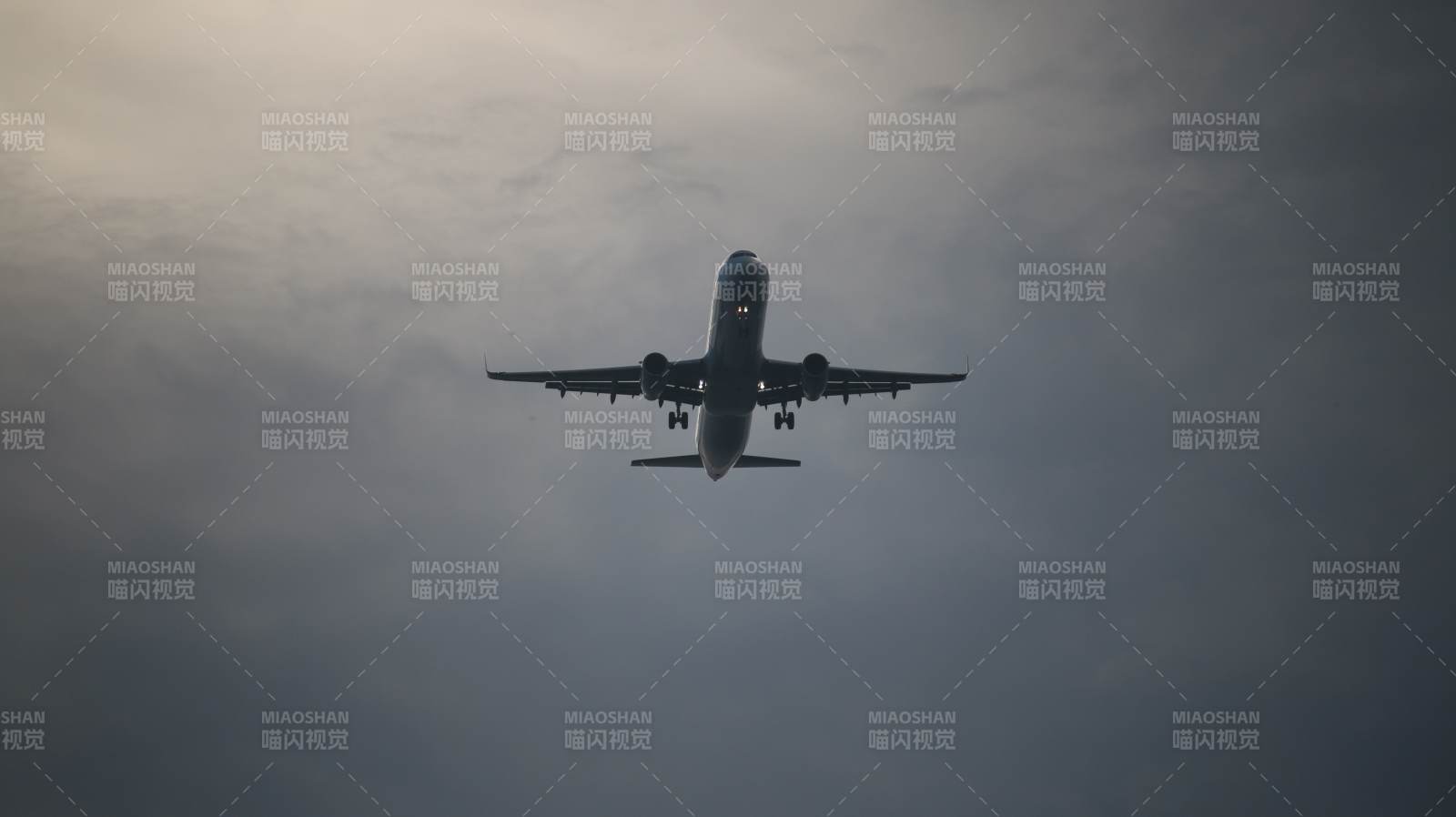 飞机在云层中飞行图片