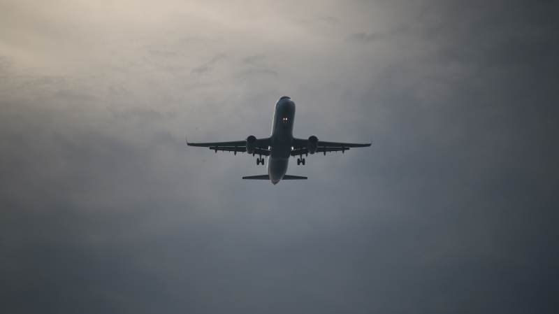 飞机在云层中飞行图片