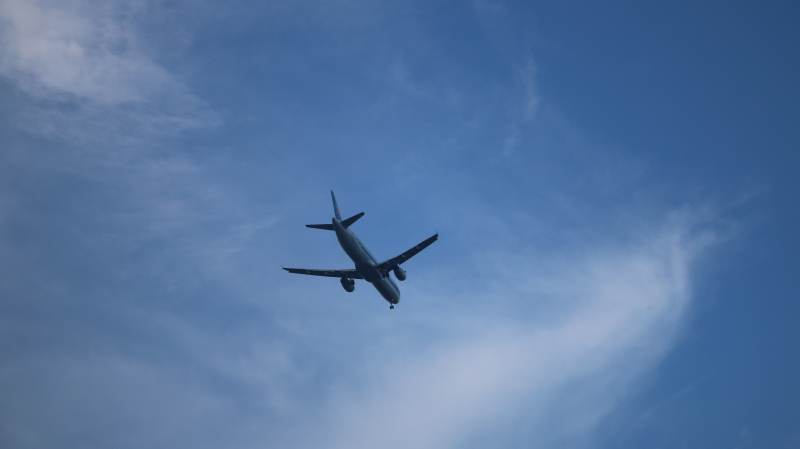 蓝天下的飞行瞬间图片