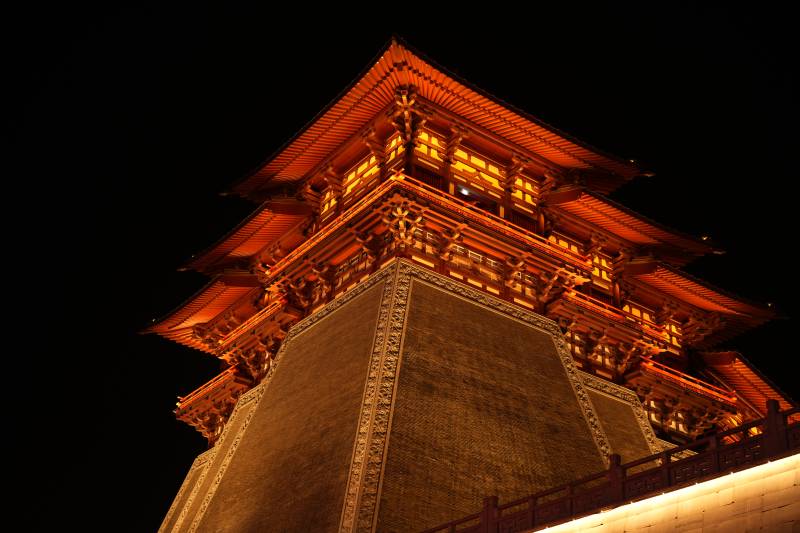 夜色中的古塔光辉璀璨图片