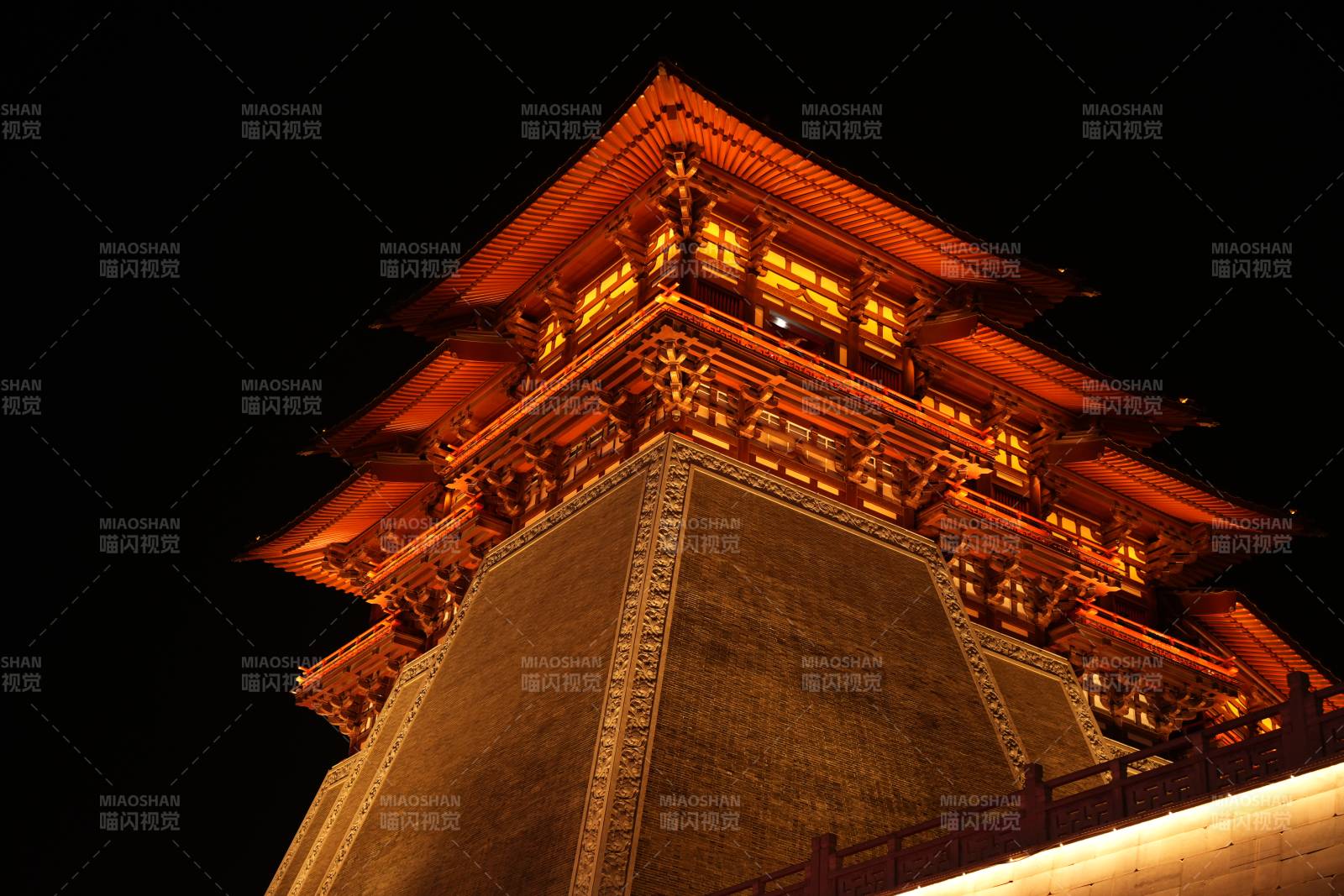 夜色中的古塔光辉璀璨图片