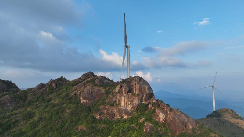 项山甑山顶风力发电机图片