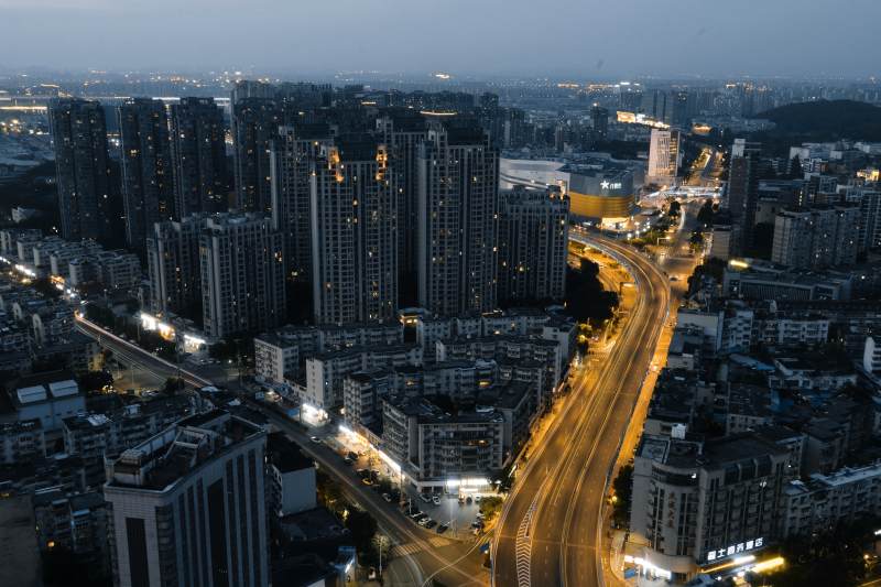 城市夜景 高楼与道路 芜湖滨江世茂翠柏湾图片