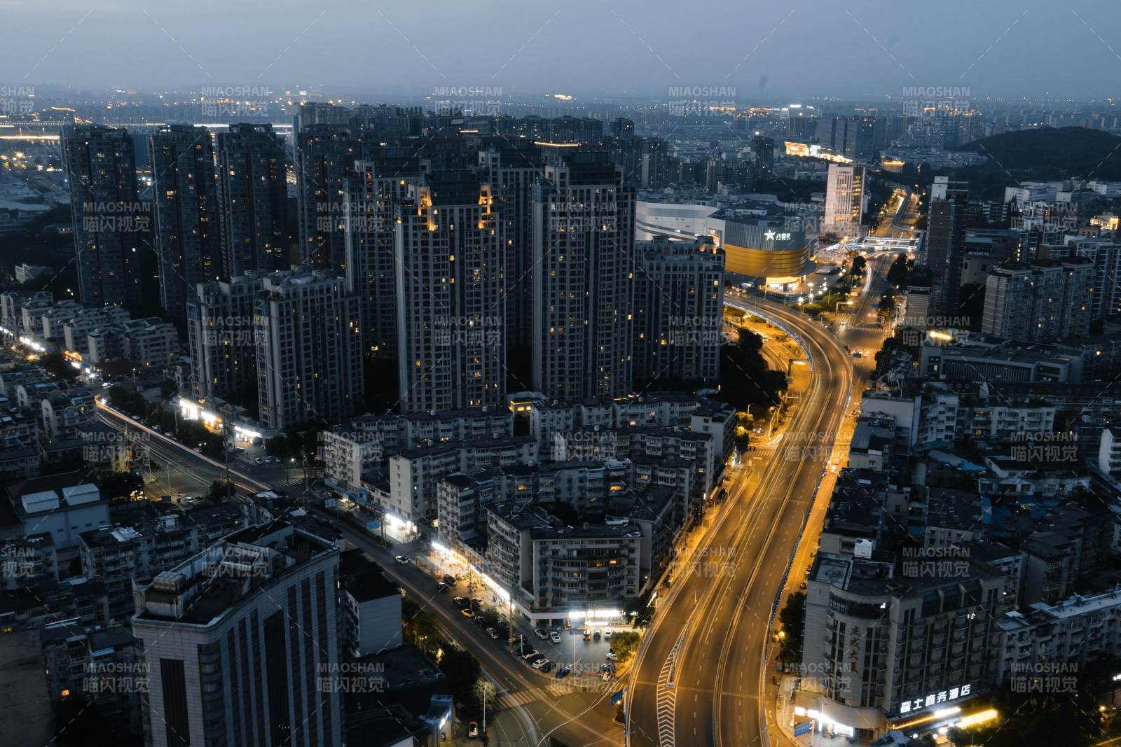 城市夜景 高楼与道路 芜湖滨江世茂翠柏湾图片