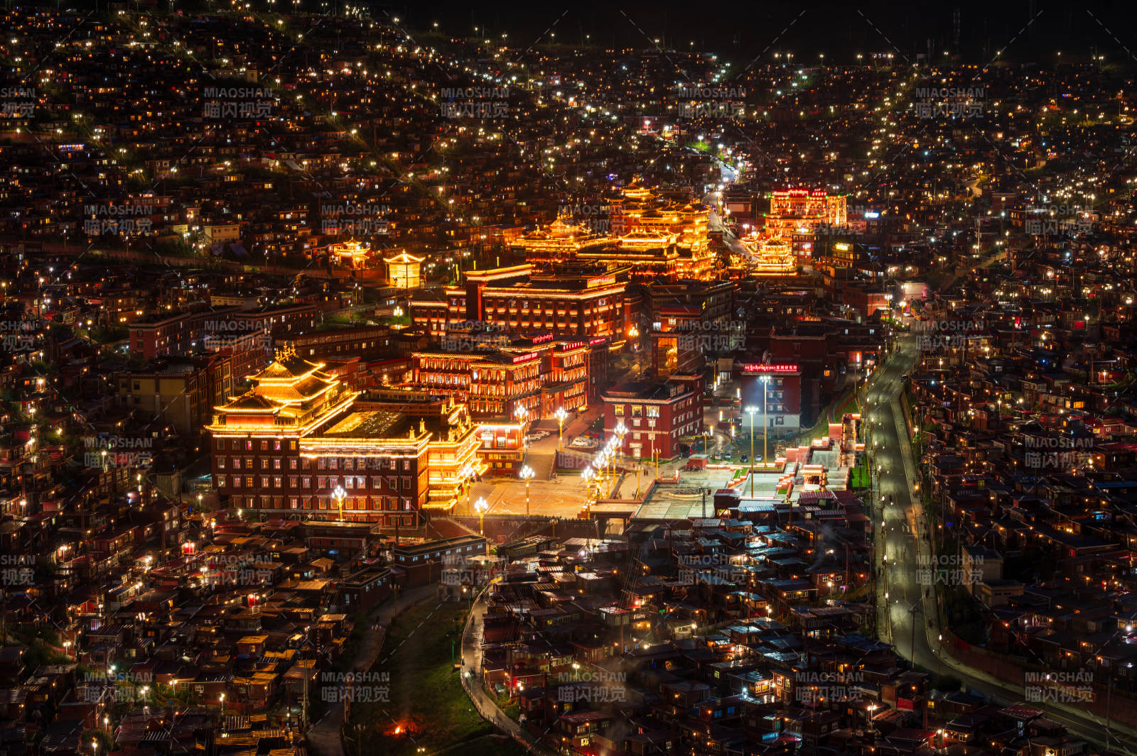 夜幕下的色达图片