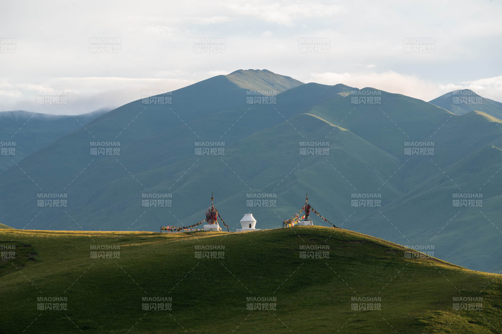 川西之山巅佛塔 云雾缭绕图片