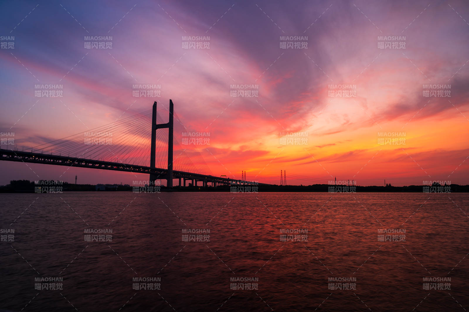 朝霞的大桥剪影图片